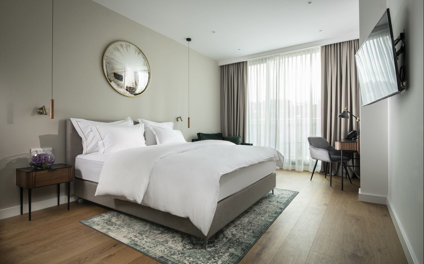 Neue Premium-Matratzen mit 34 cm Höhe, 24/7-Kissenmenü und Bettwäsche aus ägyptischer Baumwolle mit 400 Fäden.