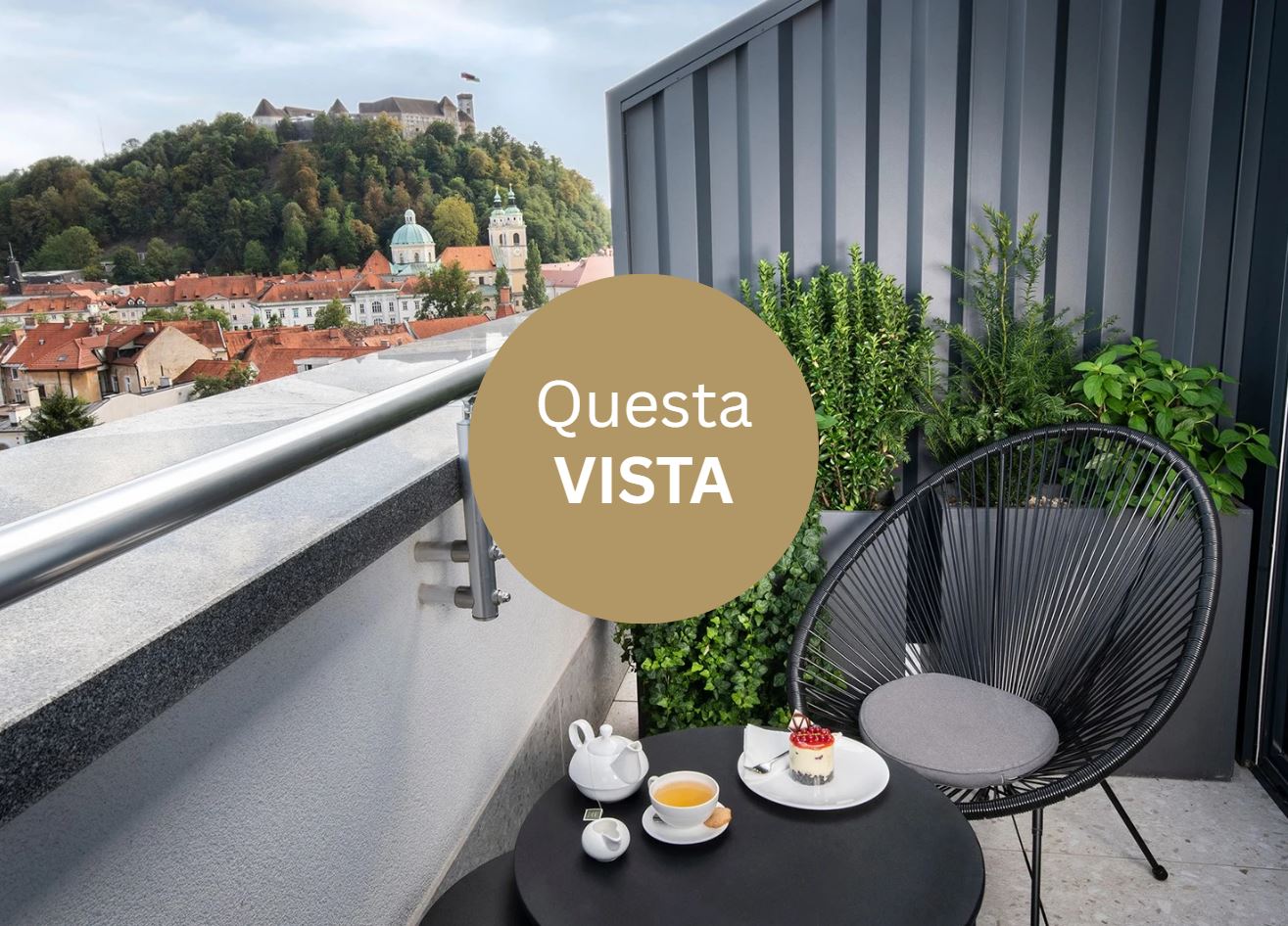 Godetevi una terrazza panoramica privata sul tetto con vista sulla citt&agrave; e parziale sul castello.